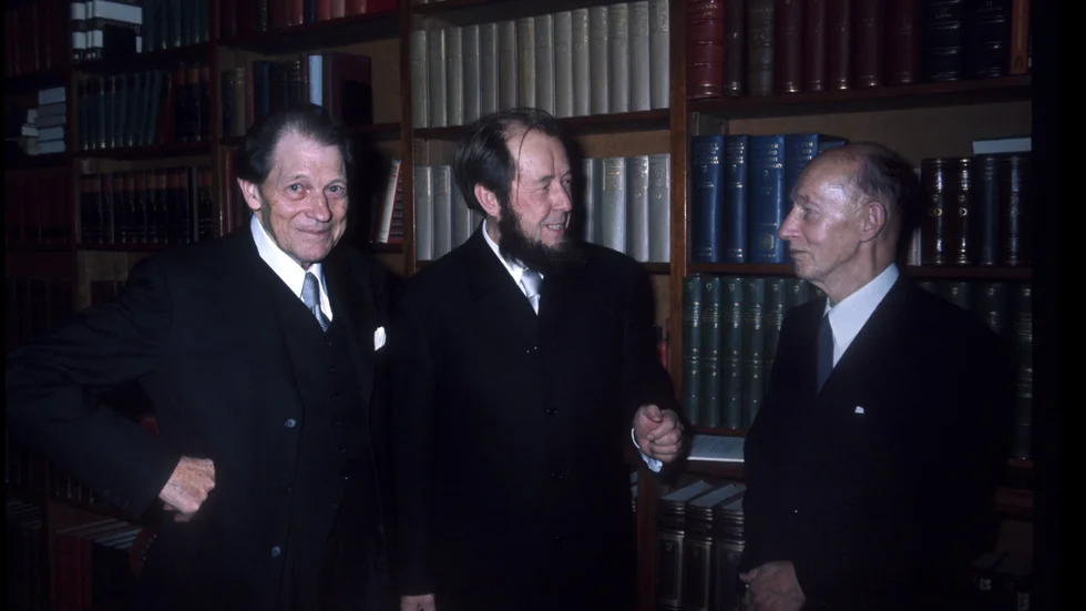 Aleksandr Solzjenitsyn (mitten) tillsammans med 1974 års nobelpristagare i litteratur Eyvind Johnson och Harry Martinson. Solzjenitsyn tilldelades samma pris 1970.