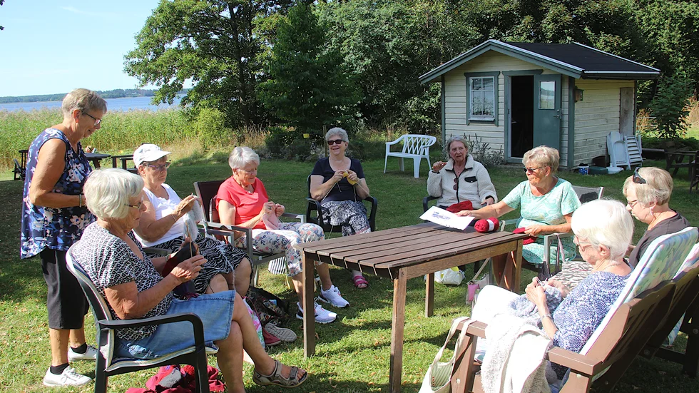 Maud Sundqvist, Britt-Marie Bernström, Agneta Sköldberg, Barbro Eriksson, Elsie Andersson, Christina Lönnström, Berit Lidback Widekärr, Inger Alm och Kristina Nordström, några besökare på Sommarro.