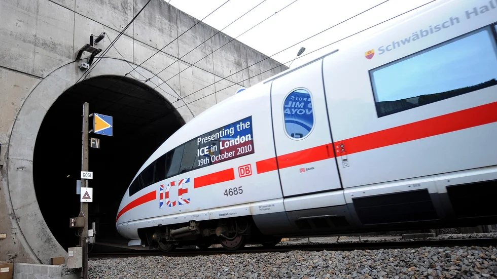 Ett höghastighetståg på väg in i tunneln mellan Frankrike och Storbritannien. Arkivbild.