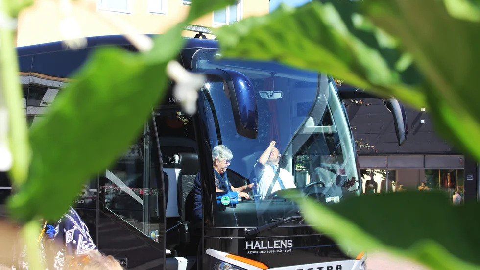 Siv Johansson förbereder för avfärd ombord på bussen.
