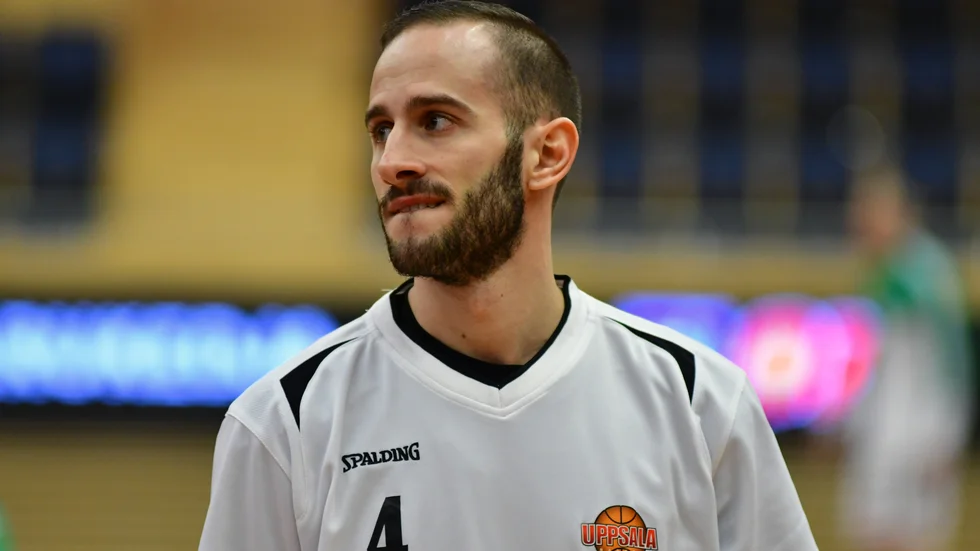 Mannos Nakos förlänger med Uppsala Basket.