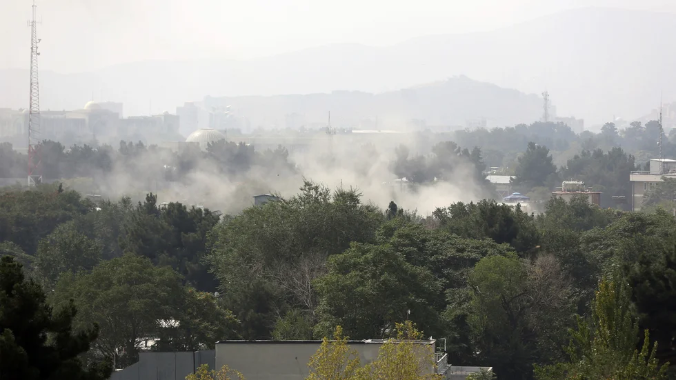 Rök stiger mot himlen efter raketattacken i Kabul.
