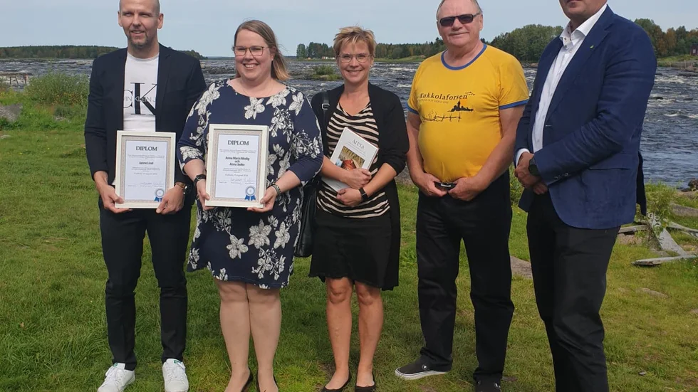 Årets stipendiater fr v: Janne Lind, Haparanda, samt Anna Jaako och Anna-Maria Modig, Övertorneå. Prisutdelare var Svante Spolander, Kukkolaforsen, och, Mikael Kivijärvi, Hushållningssällskapet.

