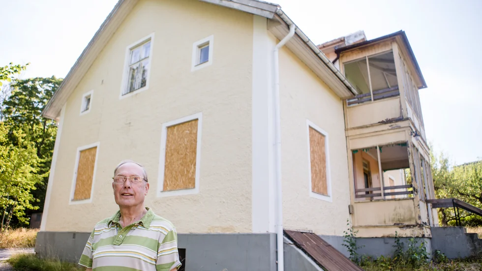 Nedervåningen är igenbommad för att minska risken för skadegörelse och att fastigheten blir ett tillhåll. Leif Segerdorff ser ut över sin vars tidigare så välskötta trädgård.
