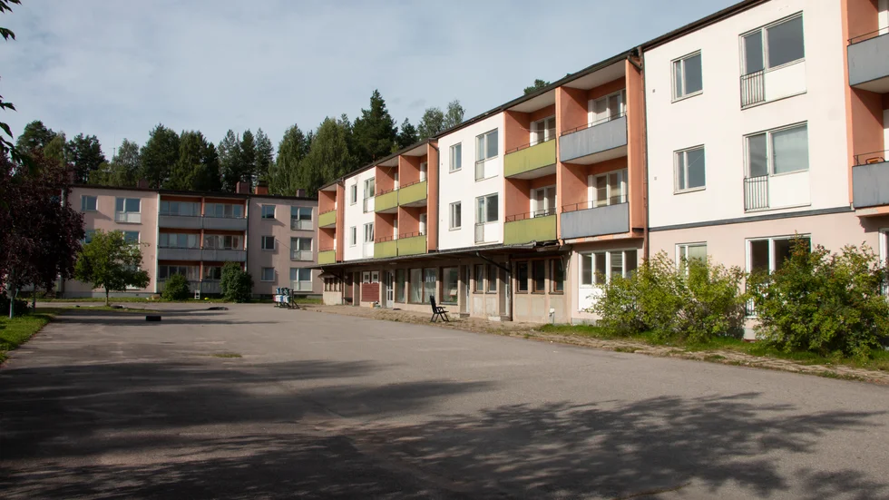 Husen verkar vara övergivna igen. Inte en själ syns till. Tvätt och annat som hängt på balkongerna är helt borta. I fredags förbjöds företaget att bedriva livsmedelsverksamhet i Torghuset.