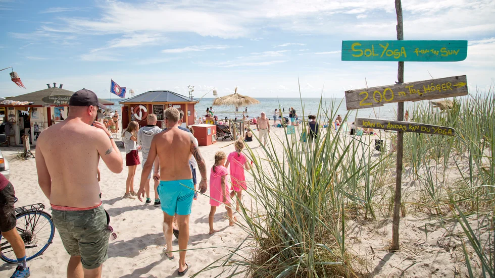 Inhägnad måste finnas för att få servera alkohol, men får inte finnas enligt strandskyddet. Länsstyrelsen kräver att repet tas bort.