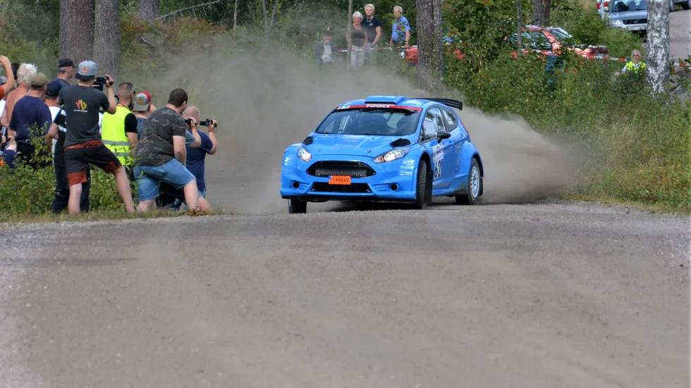 Eskilstuna MKs Per Göthberg med Robert Eriksson som laddar för helgens SM-deltävling i Hässleholm i deras Ford Fiesta R5.