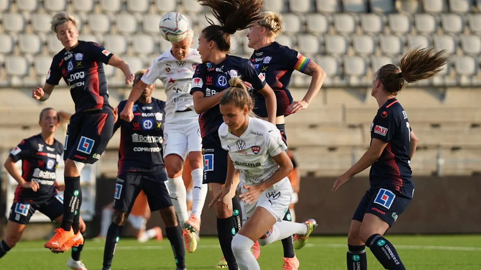Rosengårds Caroline Seger nickar in 2-1 under onsdagens fotbollsmatch i damallsvenskan mellan FC Rosengård och Linköpings FC.