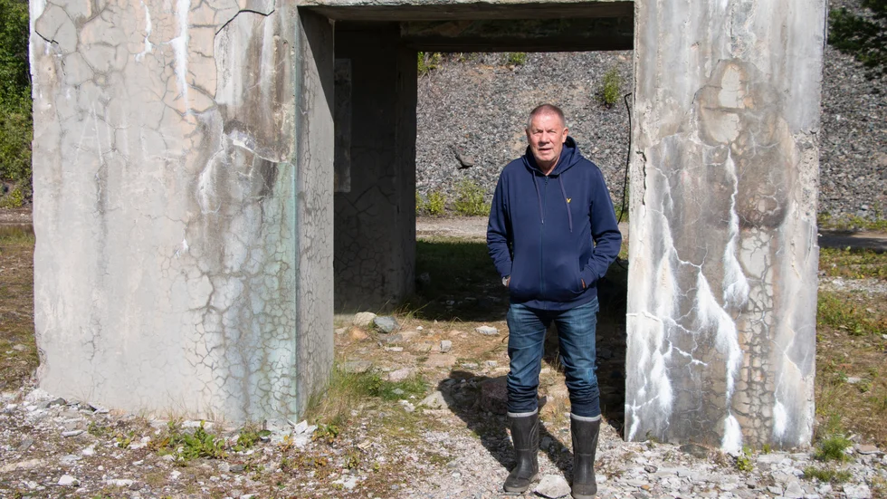 Bill Nilsson framför den delen av fabriksbyggnaden som finns kvar i Laver idag. 