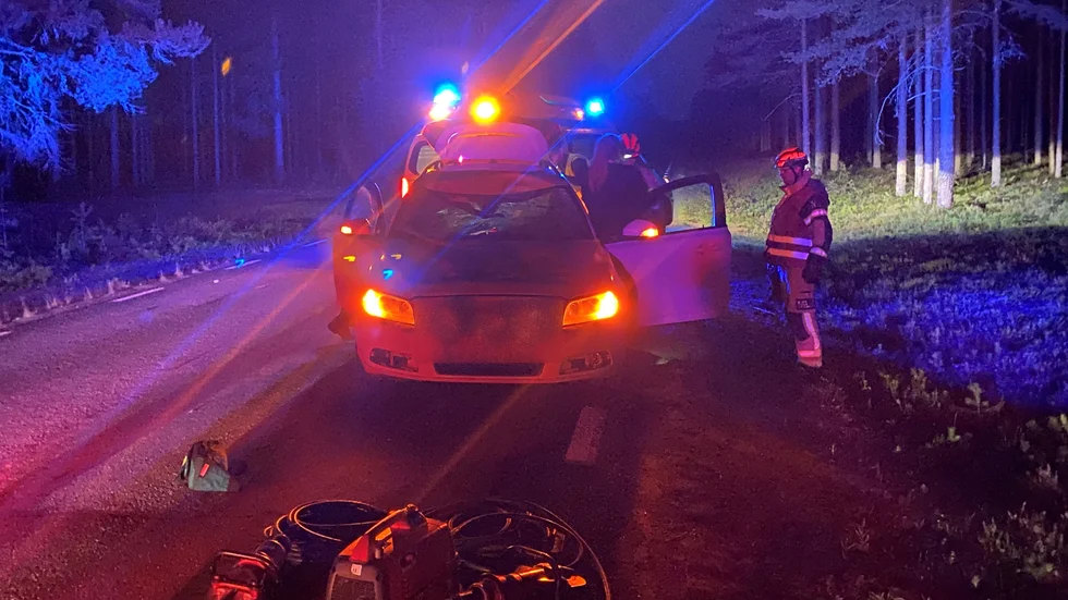 Framrutan på bilen blev rejält intryckt men föraren kunde kliva ur bilen själv.