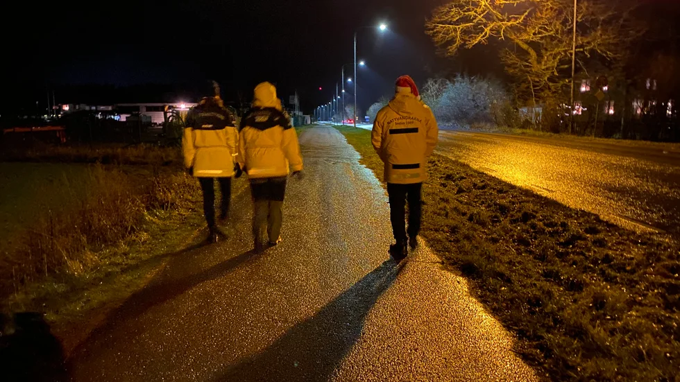 Nattvandrarna i Mariefred har inte haft någon verksamhet på flera år. Nu varnar de för att personer ringer runt och uppmanar folk att skänka pengar till organisationen. 