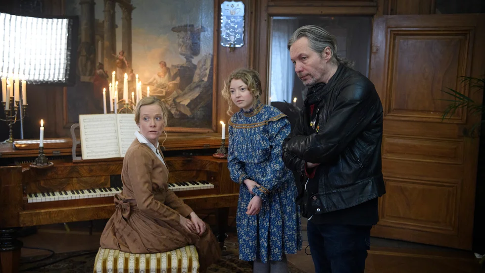 Julkalendern "Mirakel" på SVT har haft en stadig miljonpublik och fått goda recensioner. Här ses Västerviksregissören Calle Åstrand tillsammans med skådespelarna Maja Rung och Bibi Lenhoff.