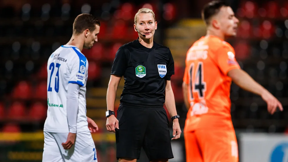 Tess Olofsson kommer framförallt att döma i superettan 2021.