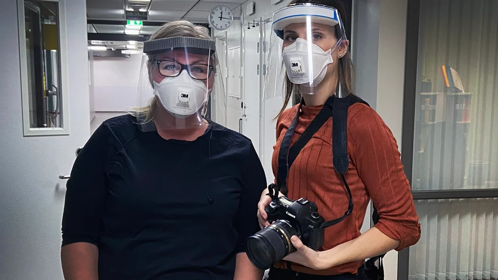 Reportageteamet, bestående av Annica Hesser och Julia Djerf, bar skyddsutrustning under en kortare stund men kände snabbt av påfrestningen att andas. För vårdpersonal är utrustningen vardag.