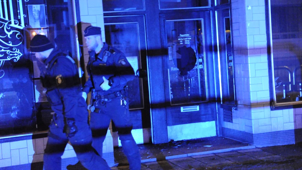 Efter att en flaska med brännbar vätska kastats in mot butiken har polisen upprättat en anmälan om mordbrand.