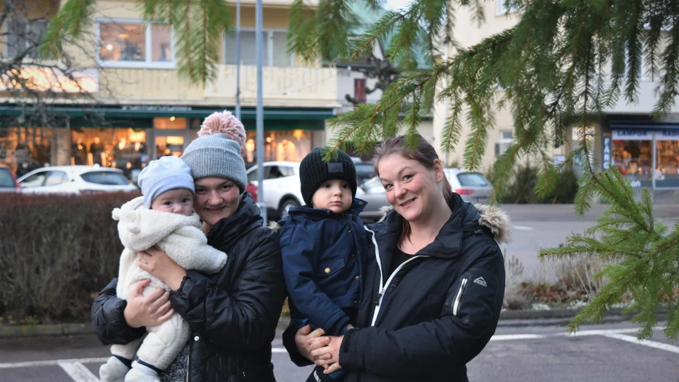 "Det bli kanske ingen tomte i år", säger systrarna Rebecca och Veronica Östlund som var ute på promenad med barnen Jimmy och Alex. De brukar hyra en tomte och det blir svårt under pandemin. Istället blir det god mat och Kalle Anka när familjen samlas. 