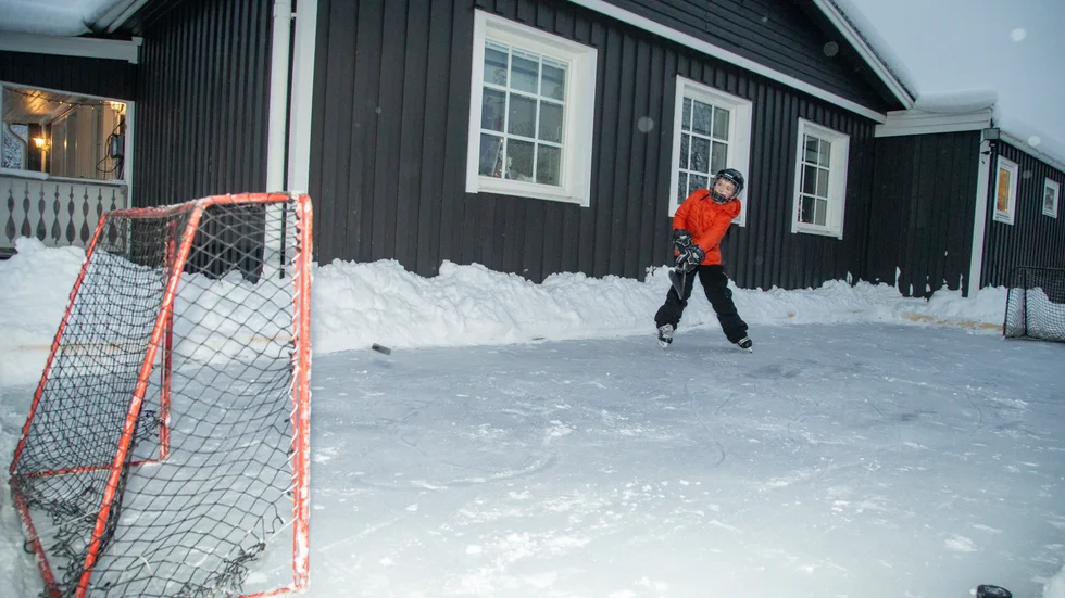 Noa Granström är nöjd över att ha en egen hockeyrink på bakgården. Istiden under jullovet väntas bli svår att räkna.