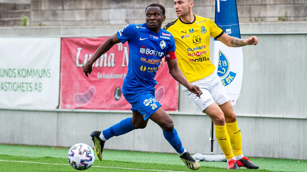 Lawson Sabah (blå) är AFC Eskilstunas senaste tillskott.