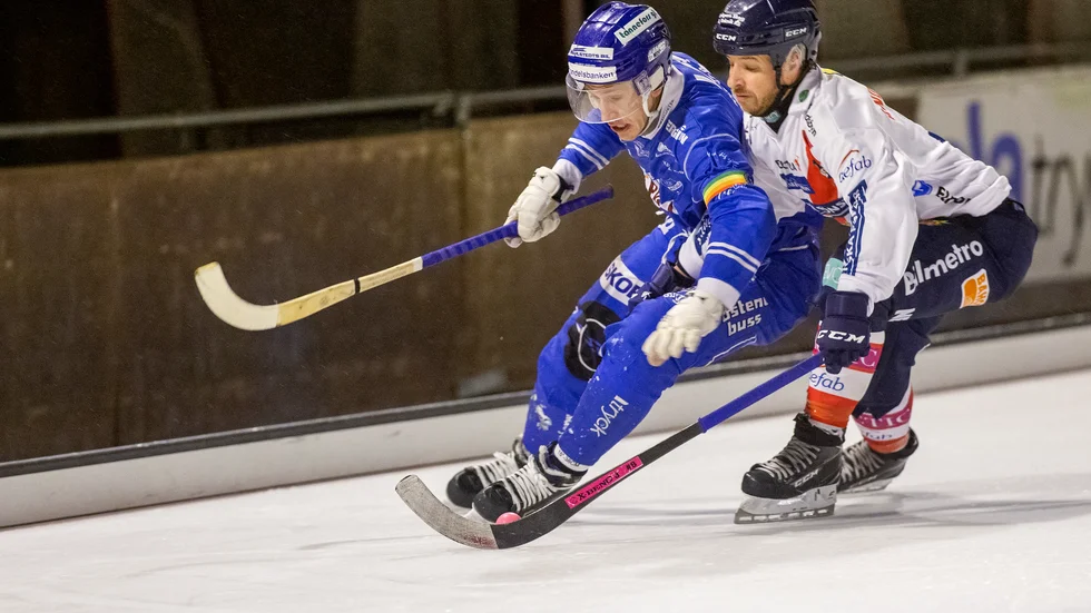 IFK Motala, här lagkaptenen Fredrik Lönn, är i kamp med en Edsbynspelare. IFK höll jämna steg med mästarlaget och har fått upp ångan i elitserien. Det är mycket som är bra.