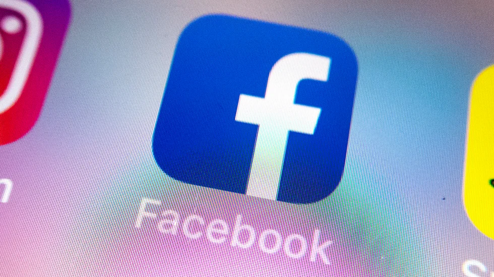 En otrevlig diskussion på Facebook ledde till öppet gräl när två inblandade släktingar råkade träffas i verkligheten. Nu döms en man för att han försökt mörda den andre.