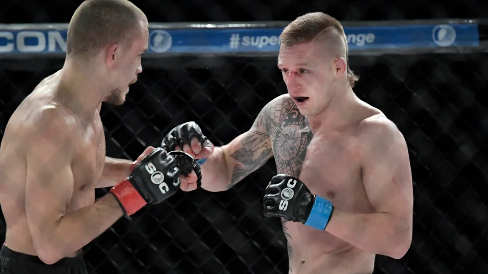 Tobias Harila, här i den omtalade matchen mot Adam Westlund, är på väg att skriva på för en större MMA-organisation.