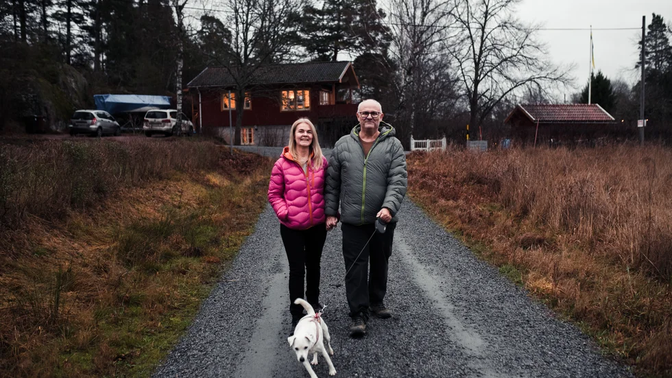 Fredrik Cederblad tar sin första stapplande promenad efter att ha varit inlagd för covid-19. Vid sin sida har han hustrun Jaroslawa Cederblad och i kopplet jack russeln Sigrid. I övrigt orkar han mest vila.  