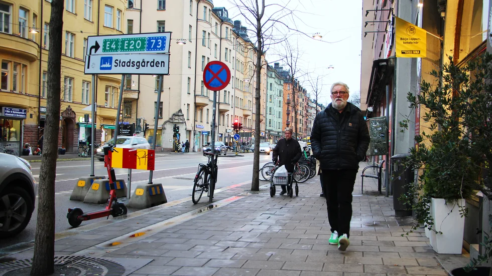 Dagens Nyheters krönikör Johan Croneman på väg på Söders höjder i Stockholm. Men rötterna i Norrköping släpper han inte.