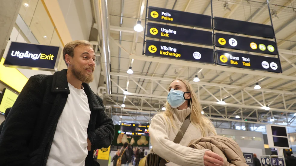 Isabelle Lyrestam som rest från Chile via London, möttes av sin bror Lukas Lyrestam på Landvetter i Göteborg på måndagen.