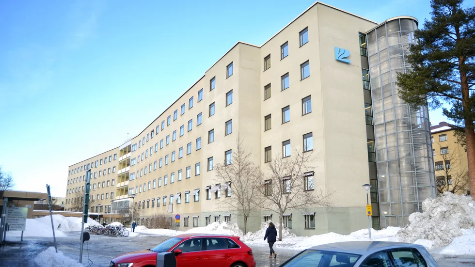 Mannen befann sig på lasarettsbacken med ett järnrör i handen då poliserna omhändertog honom.