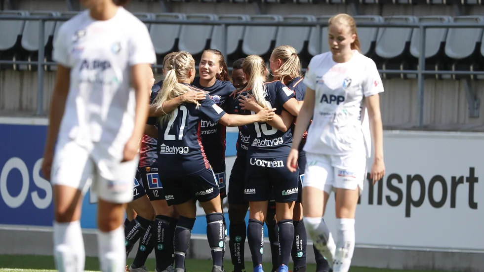 Damallsvenska Växjö (i vitt) beviljas elitlicens trots negativt eget kapital. Arkivbild.