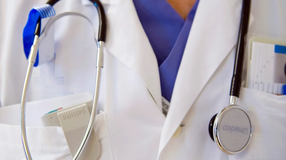 Inspektionen för vård och omsorg konstaterar att patienten remitterades till sjukhus, men valde själv att inte åka till akutmottagningen.