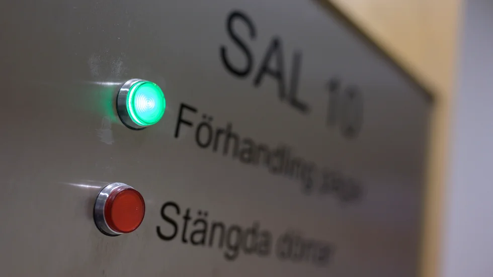 Åklagaren påstår att den misstänkte gärningsmannen angrep tre för honom okända personer på Ekön i Motala. Nu sitter han häktad för rånförsök och försök till grov misshandel.