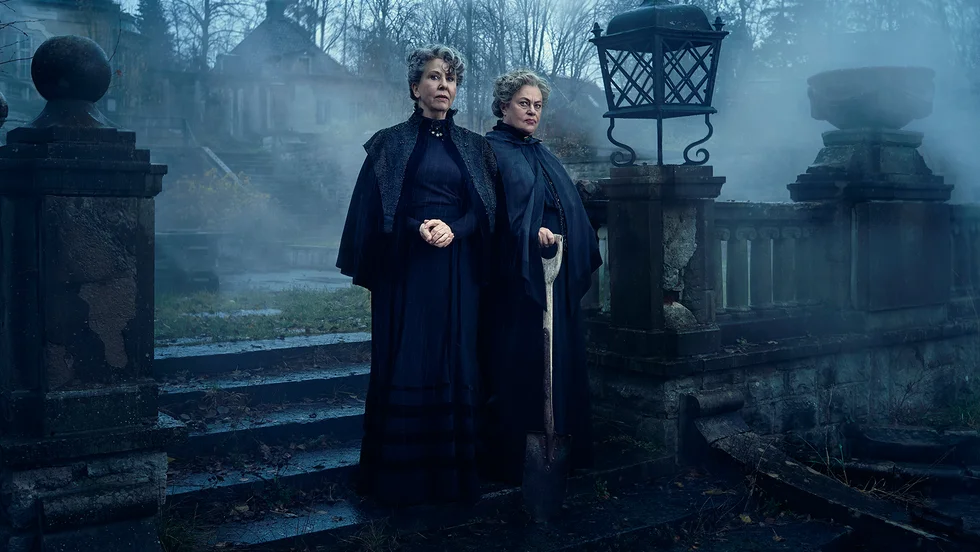 Pia Johansson och Anna Carlson har två av huvudrollerna i "Arsenik och gamla spetsar".