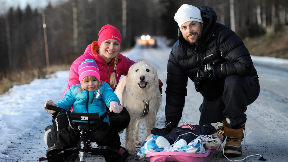 Hunden Arthur med Mikael och Helena Lindnord och dottern Philippa under deras första jul ihop 2015. Arkivbild.