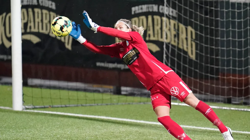 Göteborgs målvakt Jennifer Falk gjorde flera viktiga räddningar, men det blev till slut ändå förlust mot Manchester City.