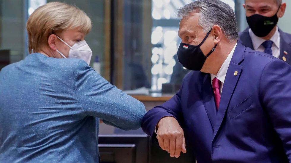 Tysklands förbundskansler Angela Merkel och Ungerns premiärminister Viktor Orbán hälsar med armbågarna vid ett av höstens toppmöten i Bryssel. Nu möts de igen. Arkivfoto.