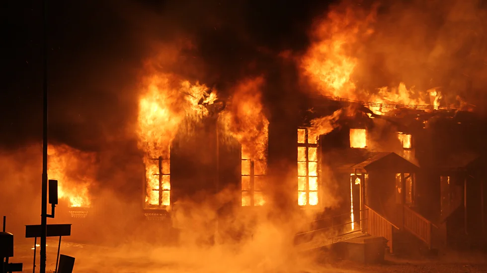 Västrums gamla kommunalhus blev totalt övertänt 2010.