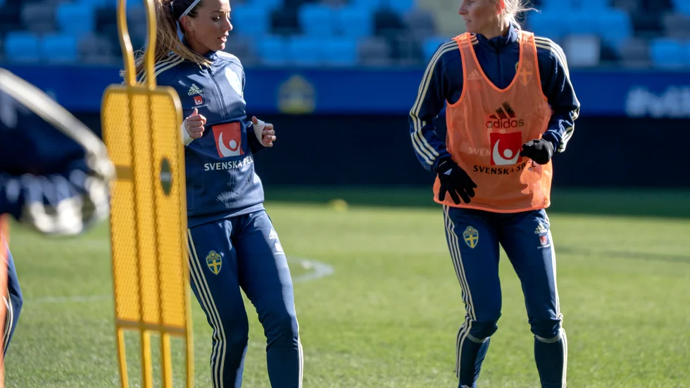 Kosovare Asllani och Sofia Jakobsson, här under en träning med svenska landslaget, gjorde var sitt mål när deras Real Madrid bortaslog Espanyol med 8–1. Arkivbild.