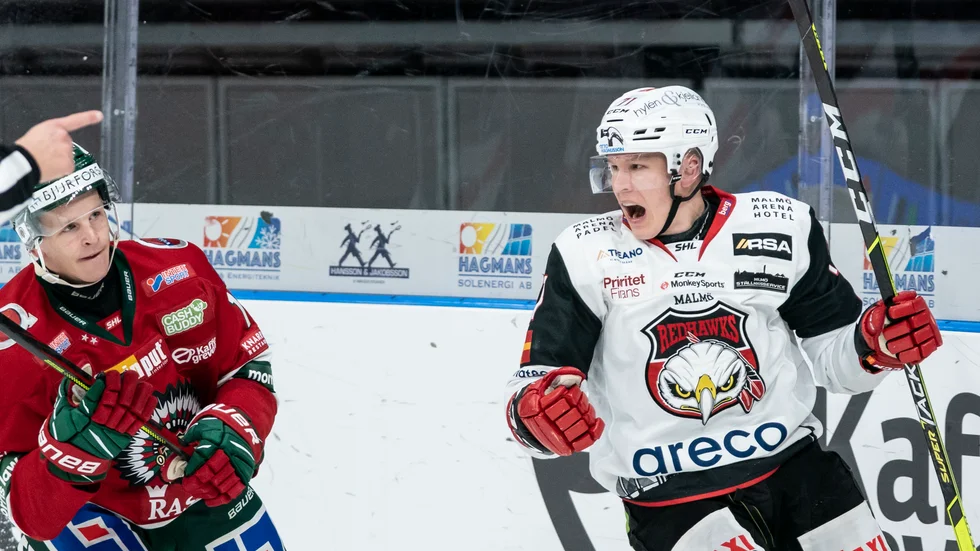 Jan-Mikael Järvinen jublar över sitt 2-1-mål för Malmö mot Frölunda. Max Friberg, till vänster, är besviken för sitt felpass som gav Malmö målchansen.