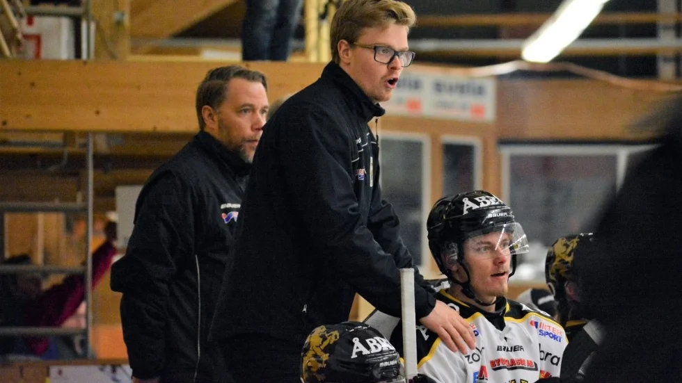 Karlskrona HK sparkar sin huvudtränare Mats Lusth. Vimmerbykillen Eric Karlsson tar över.