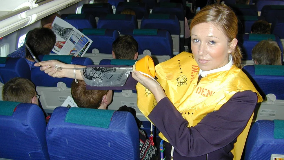 Säkerhetsgenomgång ombord på ett flyg inför start.