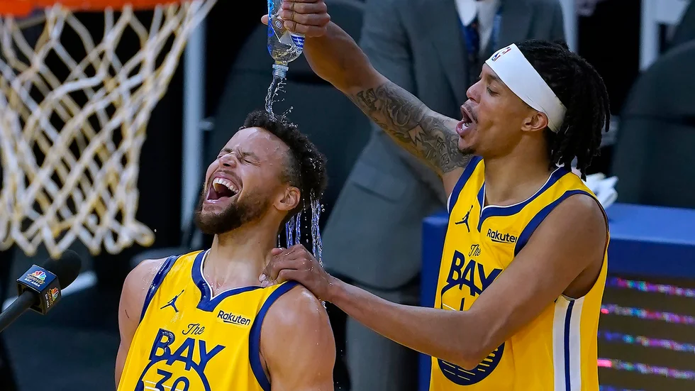 Golden States Damion Lee kylde ner Stephen Curry med vatten efter en het kväll då Curry satte personligt poängbästarekord.