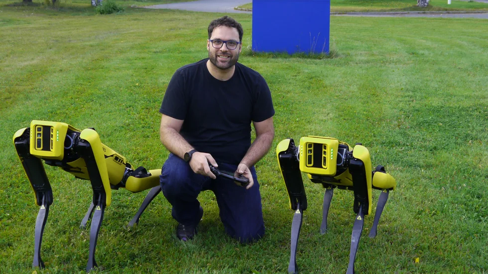 Nikolaous Petropoulos och de två robothundarna som han numera är husse åt. 