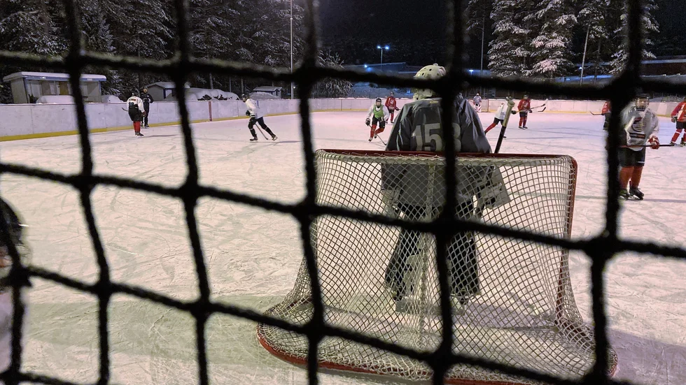 Piteå Hockeys ungdomslag fick börja träna på Hedens uiterink i måndags.