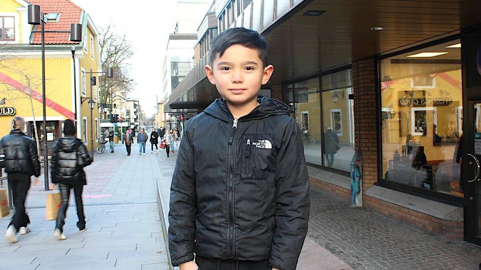 Adrian Kallblad. Det tråkigaste är att jag inte har kunnat åka till min farmor och farfar och mormor och morfar, och moster Mia. Jag hoppas att jag får göra det nästa år.
