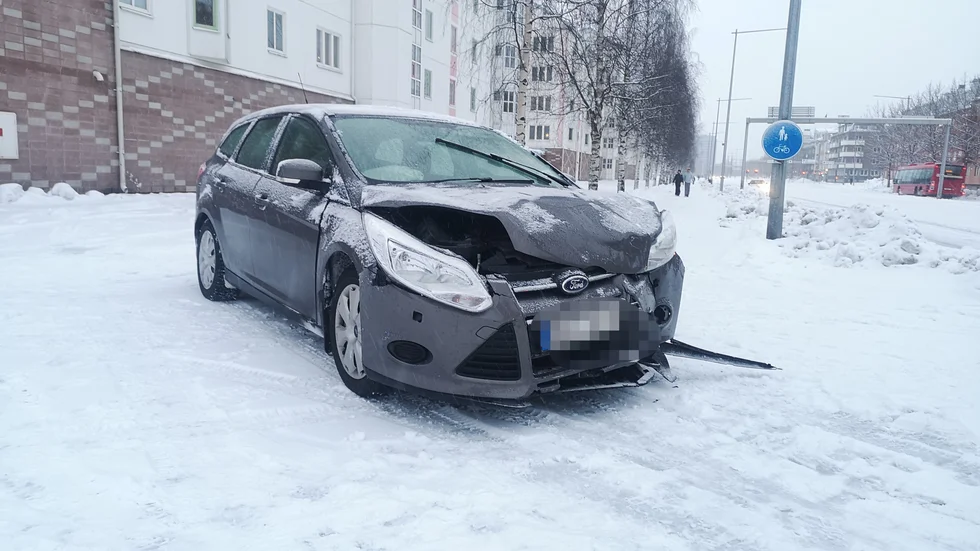 En av bilarna har kanat upp på trottoaren. 
