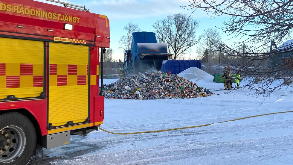 Räddningstjänsten släckte de brinnande soporna efter att sopbilen tagit sig till Vika återvinningscentral.