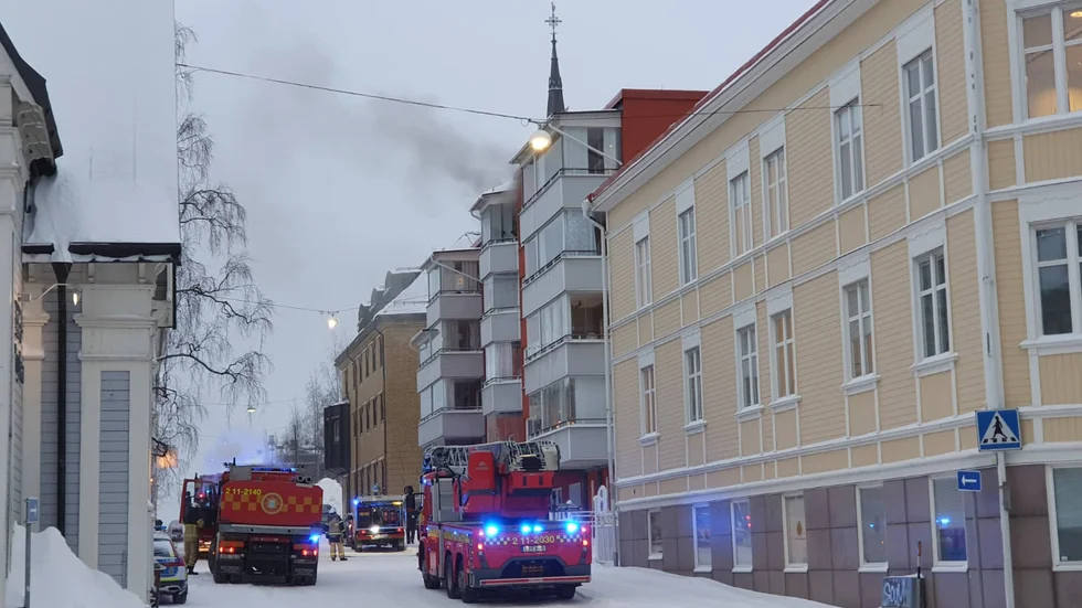 En person lastades i ambulans efter en lägenhetsbrand på Stationsgatan i Luleå på onsdagsmorgonen. Branden släcktes. 