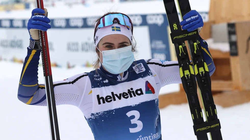Ebba Andersson firar andraplatsen i onsdagens jaktstart i Toblach.