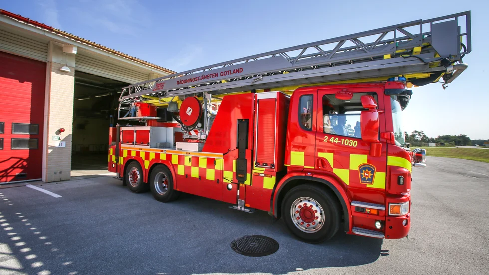 Larmet om brand i villa kom strax före 19 på torsdagskvällen.